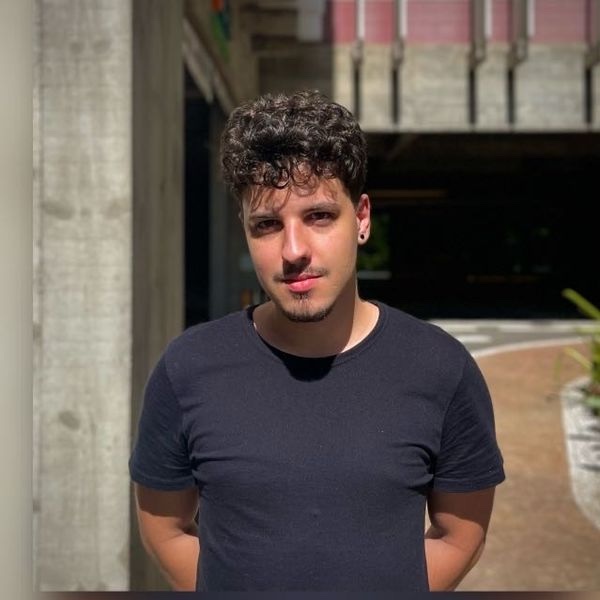 Photo of Lucas Annunziato in front of a concrete building in São Paulo